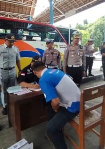 SATLANTAS POLRESTA BANYUWANGI GELAR INSPEKSI BUS DI TERMINAL SRI TANJUNG