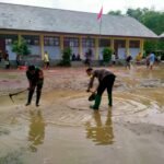 Polisi dan TNI Bersama Warga Bersihkan Sisa Banjir di Tuban, Sekolah Kembali Disiapkan untuk Kegiatan Belajar