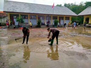 Polisi dan TNI Bersama Warga Bersihkan Sisa Banjir di Tuban, Sekolah Kembali Disiapkan untuk Kegiatan Belajar