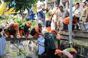 Gubernur Jakarta Pramono Anung,  Tinjau Pengerukan Kali Cakung Lama