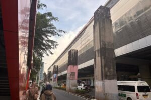 Warga Jakarta Menagih Janji Pramono Bereskan ‘Bangkai’ Tiang Monorel