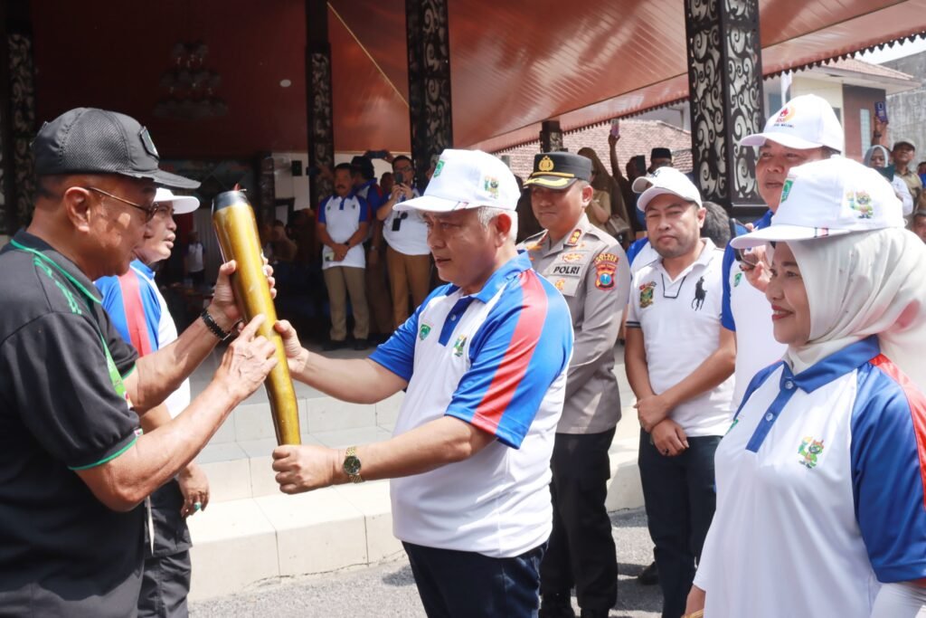Malang Panas! Obor Porprov 2025 Resmi Tiba, Semangat Atlet Jatim Dibakar di Gerbang Kabupaten