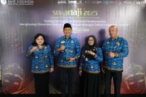 Walikota Wahyu Hidayat Terima Penghargaan TP2DD , Kota Malang Dinilai Paling Cepat Gunakan KKPD