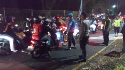Ratusan Simpatisan PSHT Tutup Jalan, Dibubarkan Pihak Kepolisian