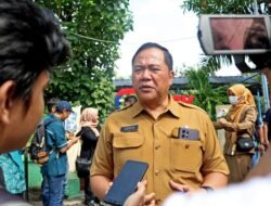 DLH Surabaya Rutin Bersihkan Sungai Pegirian, Tangani Sampah hingga Lumut