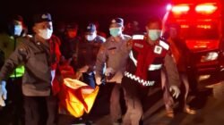 Kapolresta Banyuwangi Terjun Langsung evakuasi Satu Korban Tanpa Identitas Tenggelam KMP Tunu Pratama Jaya