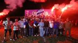 Wali Kota dan Wakil Wali Kota Batu Tutup Liga Desa Sumberejo 2025, Bagikan Doorprize kepada Warga