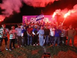 Wali Kota dan Wakil Wali Kota Batu Tutup Liga Desa Sumberejo 2025, Bagikan Doorprize kepada Warga