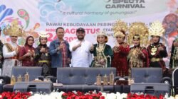 Wawali Batu Apresiasi Kreativitas Warga dan Pesona Bunga Mawar dalam Gunungsari Specta Carnival 2025
