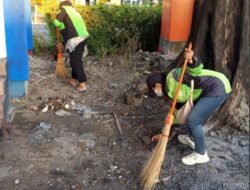 Dari Kericuhan ke Kepedulian, Ojol & Warga Bersihkan Pos Polisi yang Dibakar Massa di Surabaya