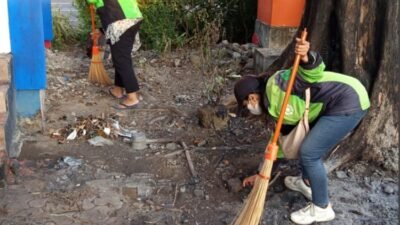 Dari Kericuhan ke Kepedulian, Ojol & Warga Bersihkan Pos Polisi yang Dibakar Massa di Surabaya