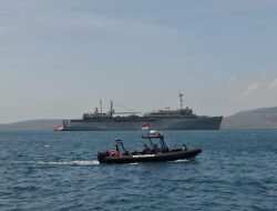 Lanal Banyuwangi Sambut Kapal Perang Amerika Serikat USS Frank Cable (US-40)