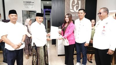 Bupati Malang Serahkan Izin Usaha PJ Ayomi Beaute Clinic, Dorong Layanan Kecantikan yang Aman dan Berkualitas