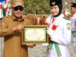 Wako Alfin Serahkan Penghargaan Ke Anggota Paskibraka Kota Sungai Penuh