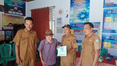 Ringankan Ekonomi Warga, Pemdes Talang Lindung Salurkan Tahap 9 BLT untuk 32 Penerima