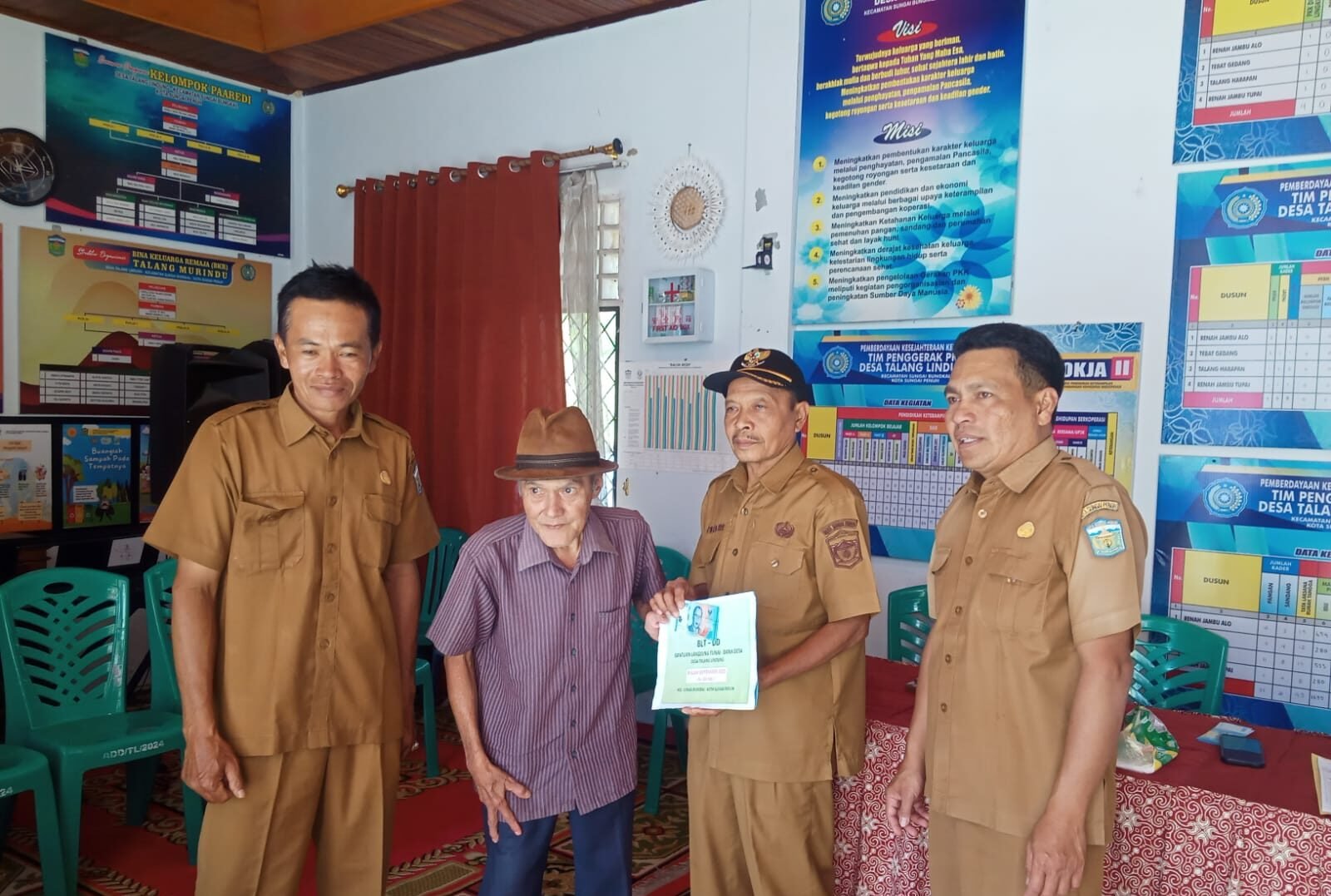 Ringankan Ekonomi Warga, Pemdes Talang Lindung Salurkan Tahap 9 BLT untuk 32 Penerima