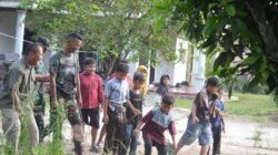 Kebersamaan warga kampung Sriwijaya dan satgas TMMD ke -126 Tahun 2025 cipta kan kehangatan di tengah masyarakat