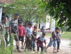 Kebersamaan warga kampung Sriwijaya dan satgas TMMD ke -126 Tahun 2025 cipta kan kehangatan di tengah masyarakat