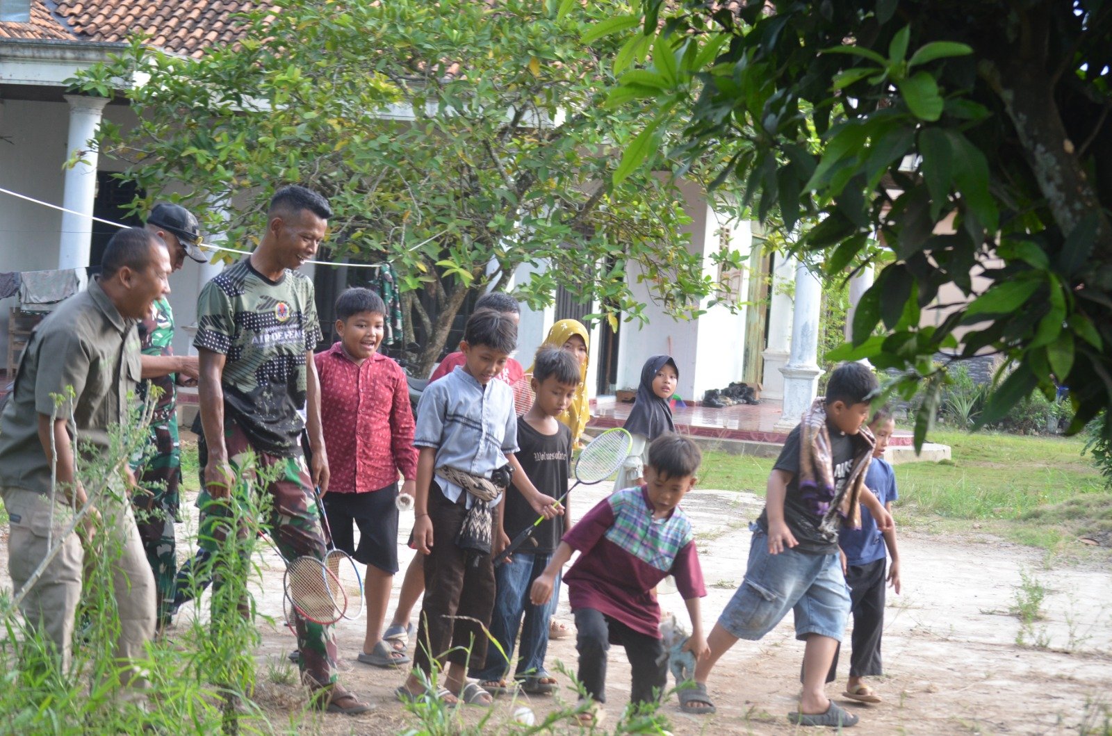 Kebersamaan warga kampung Sriwijaya dan satgas TMMD ke -126 Tahun 2025 cipta kan kehangatan di tengah masyarakat