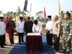 Bupati Malang menandatangani prasasti pembangunan sanggar di lingkungan sekolah