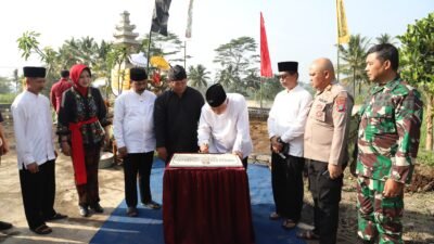 Bupati Malang menandatangani prasasti pembangunan sanggar di lingkungan sekolah