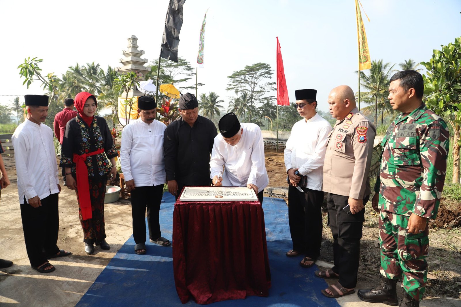 Bupati Malang menandatangani prasasti pembangunan sanggar di lingkungan sekolah