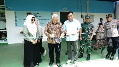 Bupati Malang Drs. H. M. Sanusi, M.M. menandatangani prasasti peresmian SPPG Kecamatan Tumpang.