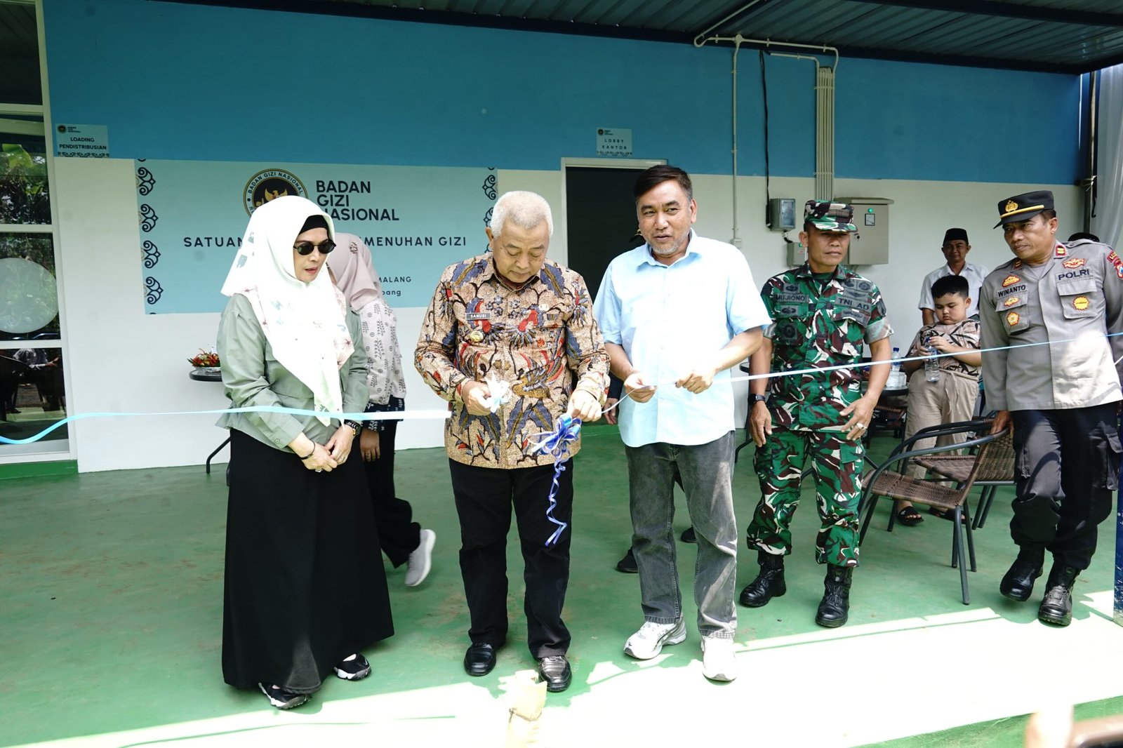 Bupati Malang Drs. H. M. Sanusi, M.M. menandatangani prasasti peresmian SPPG Kecamatan Tumpang.
