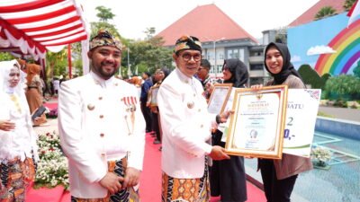 Kota Batu Apresiasi Para Teladan Lewat Penganugerahan Lencana Hakaryo Guno Mamayu Bawono 2025