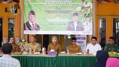 Dorong Efisiensi Panen, Wabup Mimik Idayana Serahkan Combine Harvester untuk Petani Sukodono