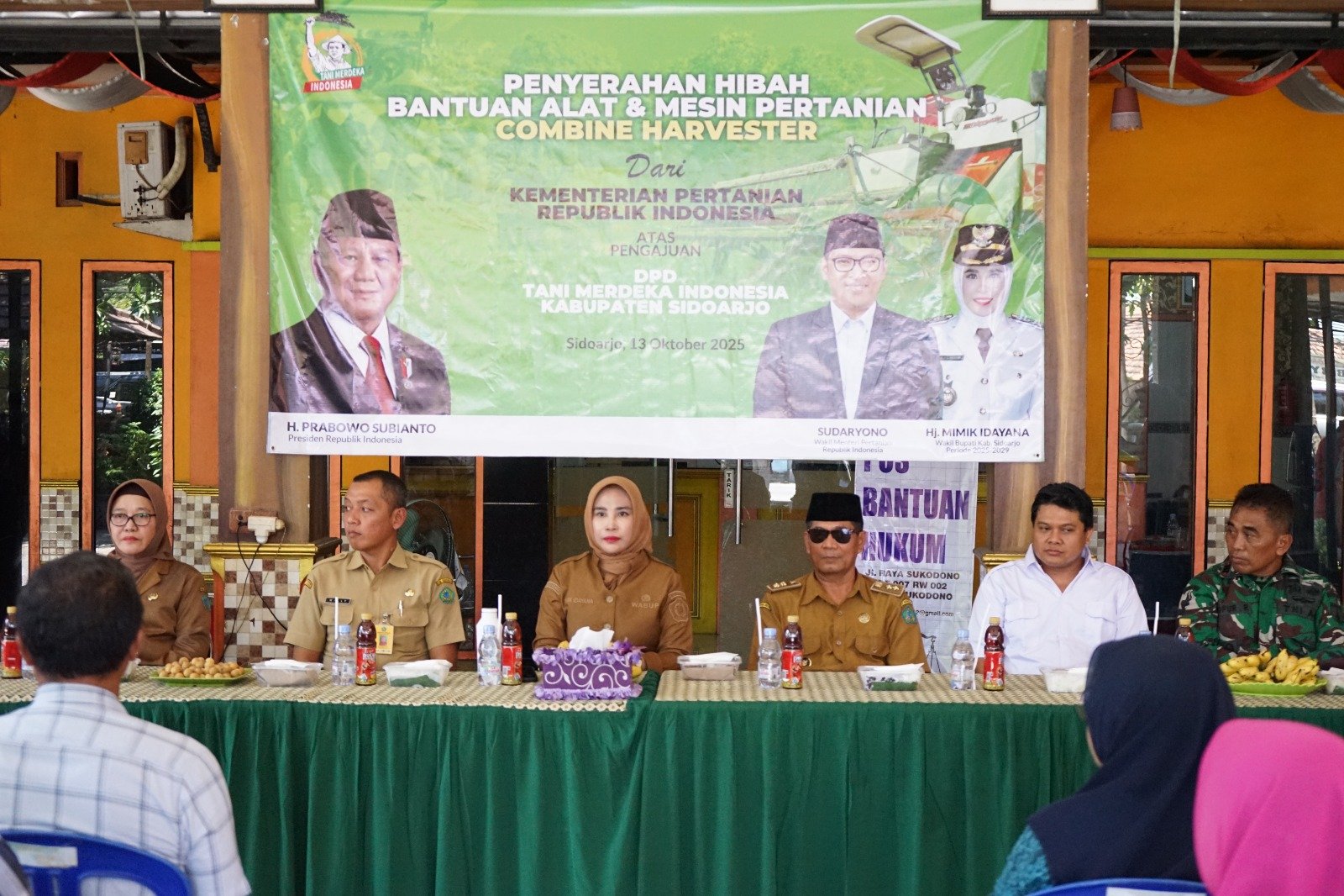 Dorong Efisiensi Panen, Wabup Mimik Idayana Serahkan Combine Harvester untuk Petani Sukodono