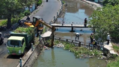 Alat berat dikerahkan untuk membersihkan material limbah yang menyumbat aliran sungai di kawasan Gedangan.