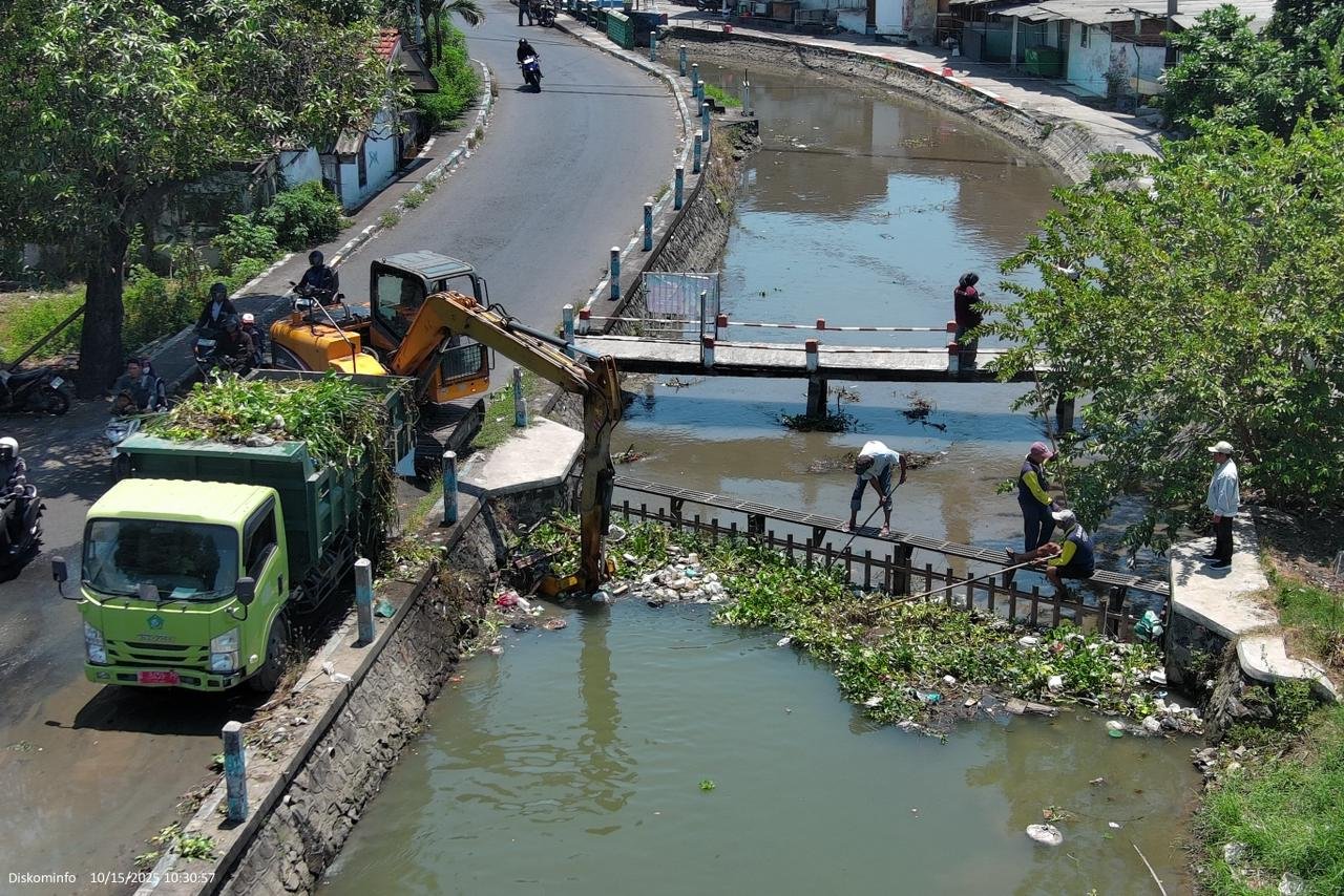 Alat berat dikerahkan untuk membersihkan material limbah yang menyumbat aliran sungai di kawasan Gedangan.