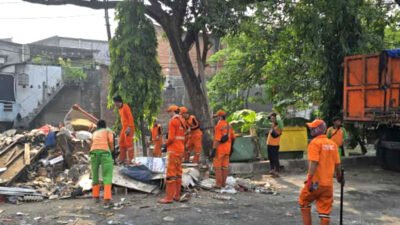 100 Personel Gabungan Grebek Sampah di Rawa Terate