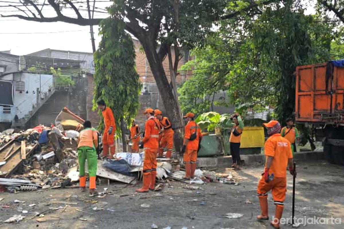 100 Personel Gabungan Grebek Sampah di Rawa Terate