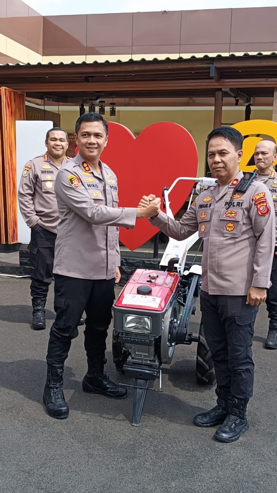 Hore !!! Petani jagung binaan Polsek dapat iventaris traktor.