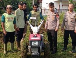 Polsek Cipatat Serahkan “Kadeudeuh” Traktor untuk Petani Jagung Gandaria