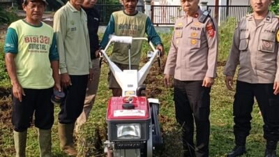 Polsek Cipatat Serahkan “Kadeudeuh” Traktor untuk Petani Jagung Gandaria
