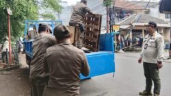 Petugas Satpol PP Gabungan Jaktim, Tertibkan PKL Liar dan Odong-odong di Jatinegara