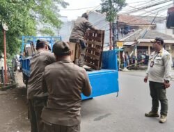 Petugas Satpol PP Gabungan Jaktim, Tertibkan PKL Liar dan Odong-odong di Jatinegara