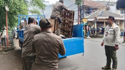 Petugas Satpol PP Gabungan Jaktim, Tertibkan PKL Liar dan Odong-odong di Jatinegara