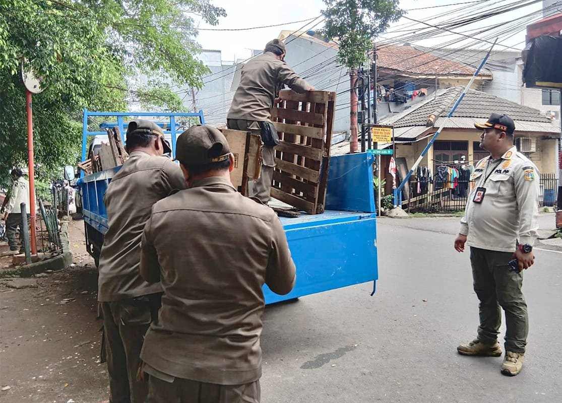 Petugas Satpol PP Gabungan Jaktim, Tertibkan PKL Liar dan Odong-odong di Jatinegara