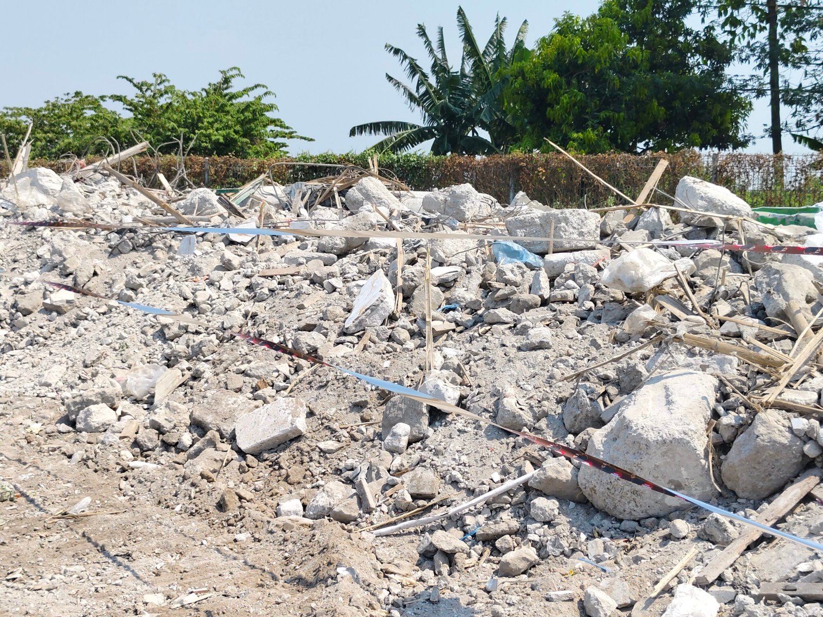 327 Truk Puing Reruntuhan Ponpes Al-Khoziny Diangkut ke TPA Jabon, Total 1.262 Ton Material 