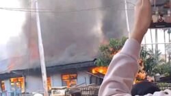 Kebakaran Hebat Hanguskan Enam Rumah di Desa Pendung Hilir, Belasan Warga Kehilangan Tempat Tinggal
