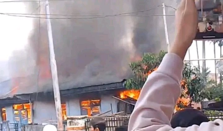 Kebakaran Hebat Hanguskan Enam Rumah di Desa Pendung Hilir, Belasan Warga Kehilangan Tempat Tinggal