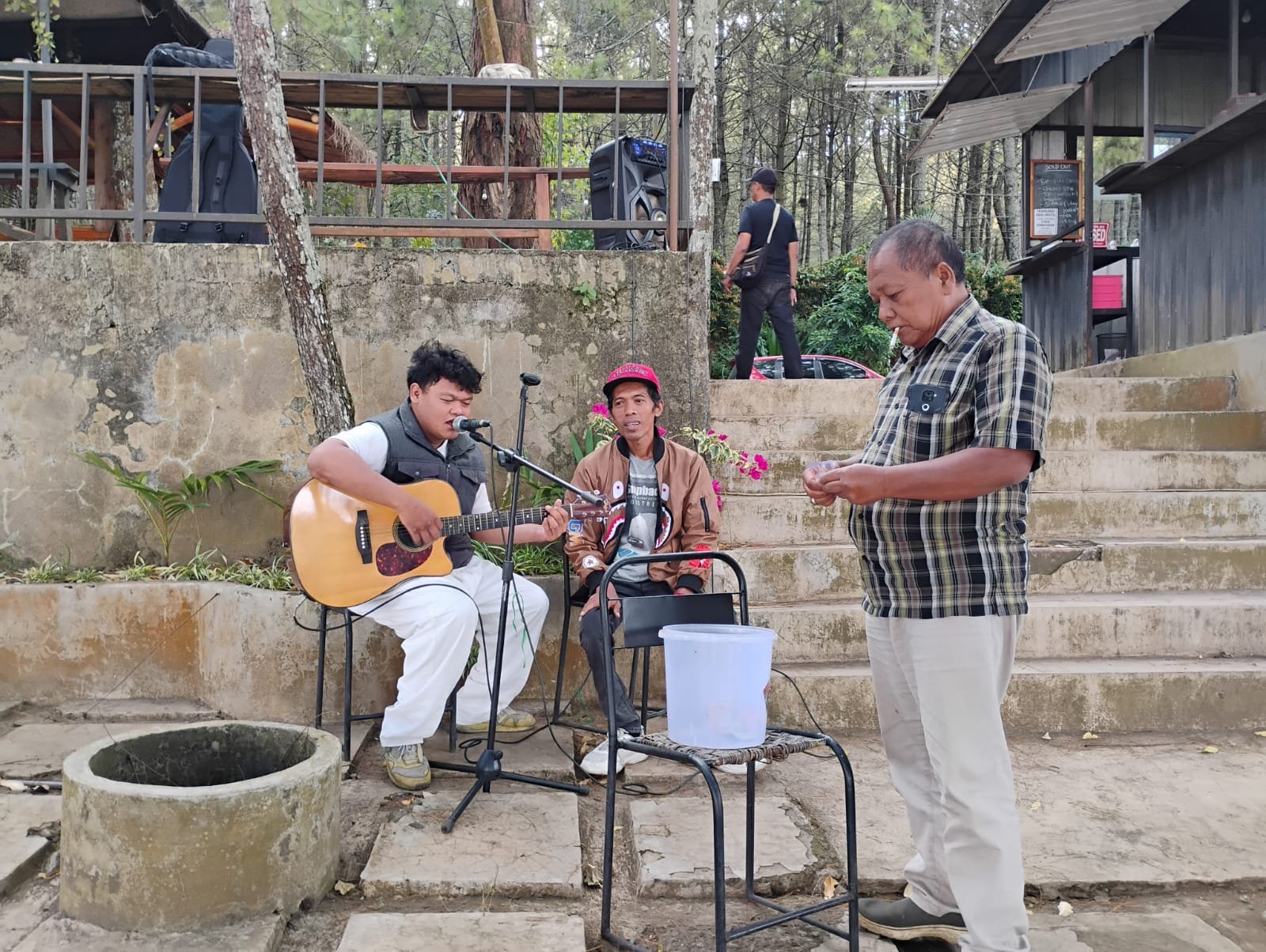 Cafe Taman Pinus Jalibar, Ruang Harmoni Alam dan Kreativitas Difabel di Kota Batu