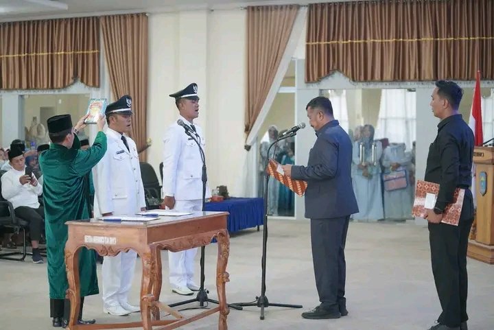 Resmi Lantik Dua PAW Kades. "Fokus Pelayanan Demi Kemajuan Desa," Ucap Bupati Kerinci