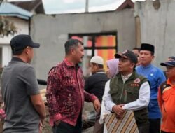 Bupati Monadi Salurkan Bantuan untuk Korban Kebakaran Desa Pendung Hilir