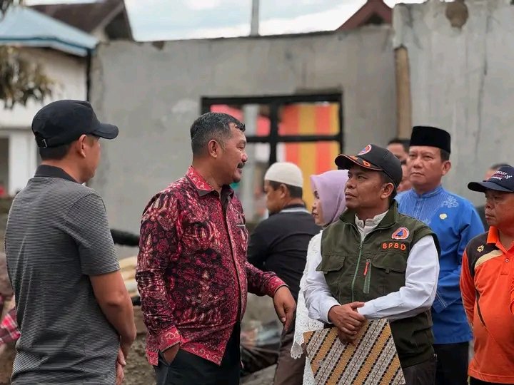 Bupati Monadi Salurkan Bantuan untuk Korban Kebakaran Desa Pendung Hilir