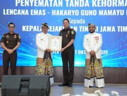 Wali Kota Batu Anugerahkan Lencana Emas untuk Kajati Jatim, Simbol Sinergi dan Transparansi Tata Kelola Pemerintahan